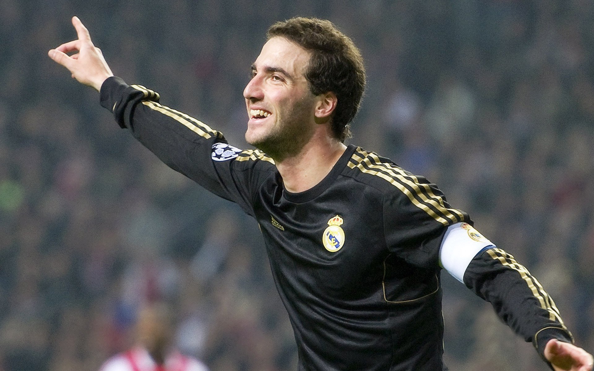 国米主场遭遇失利,球迷愤怒抗议主教练,国米球队