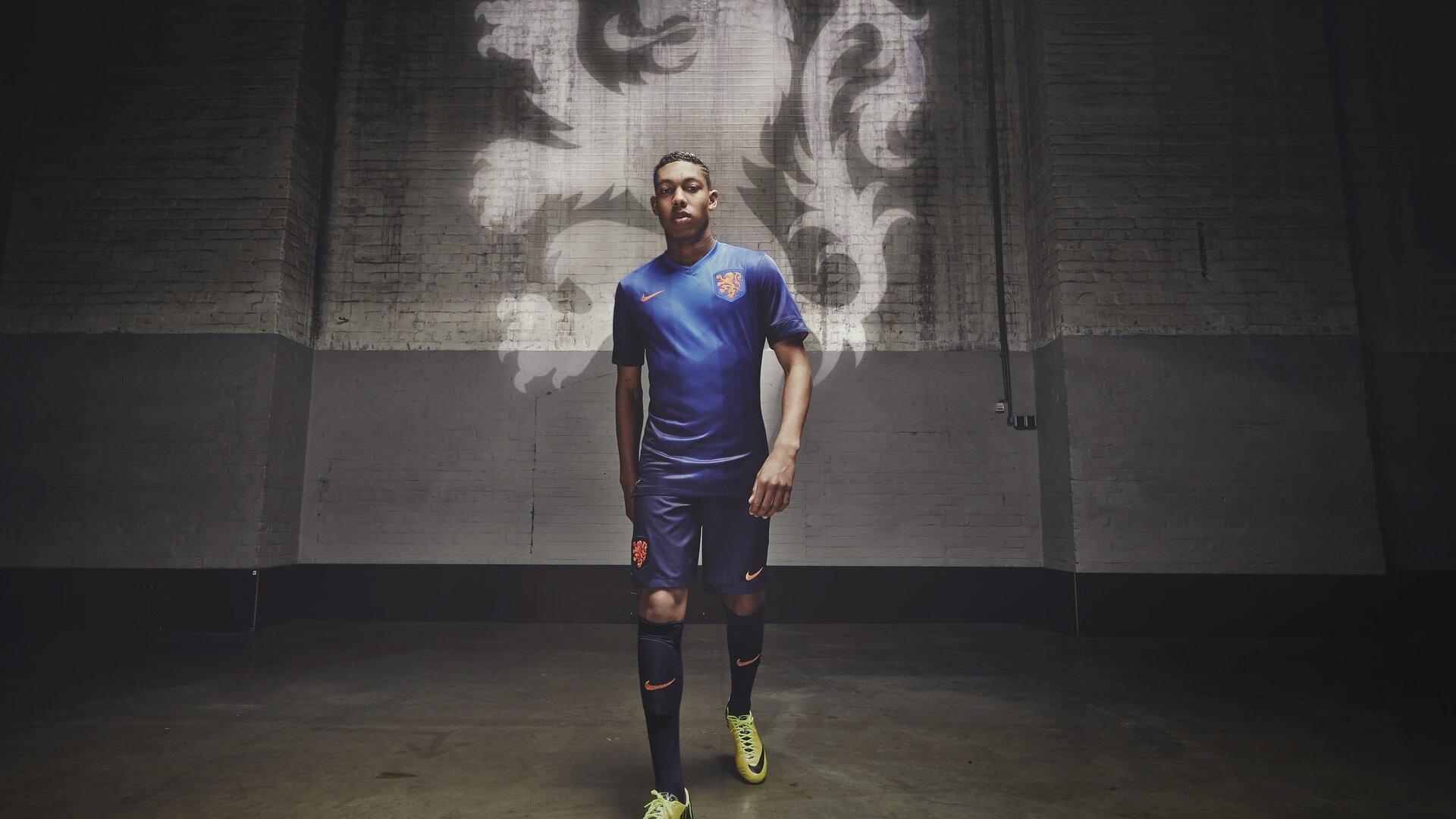 曼联在激烈竞争中逆转获胜，追逐榜首